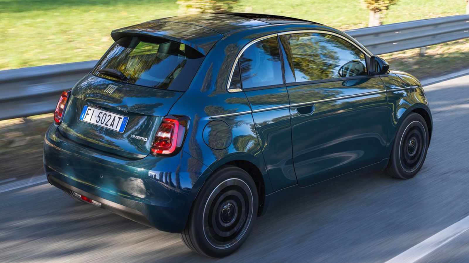Το νέο Fiat 500 Hybrid προσφέρεται στην Ελλάδα στις εκδόσεις Pop, Icon και la Prima.